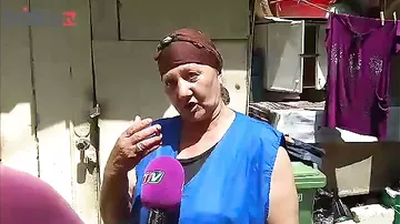 Qolu sarğılı süpürgəçi qadın