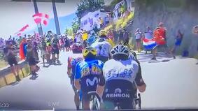 На видео попал момент, как фанат толкает знаменитого велогонщика на "Тур де Франс"