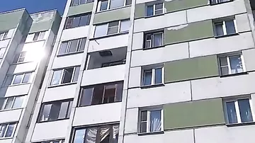 В Петербурге рабочий спас повисшую на балконе девочку
