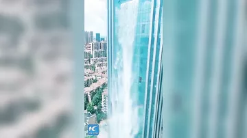 В Китае на небоскребе создали 100-метровый водопад