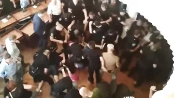 Появилось видео массовой драки украинских депутатов в мэрии Конотопа