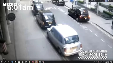 Таксист выкинул пассажира без сознания из авто на проезжую часть и скрылся