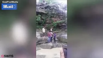 Турист упал с водопада высотой 15 метров из-за эффектного селфи
