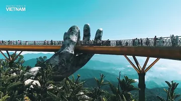 Мост на двух гигантских ладонях во Вьетнаме