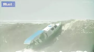 Огромная волна поглотила судно в Индийском океане