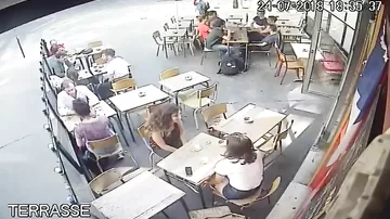 Отморозок ударил девушку за то, что она не приняла его комплимент