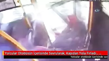 Dəhşətli qəza anı - sərnişinlər avtobusdan asfalta yıxıldılar