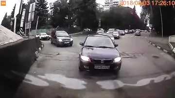 Очевидцы сняли, как "Газель" въехала в "мост глупости" в Пятигорске