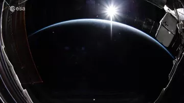 Появилось невероятное видео рассвета в космосе