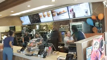 Сотрудники McDonald’s устроили эпичную драку, которую сняли на камеры