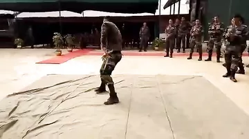 Танцующий солдат прославился в интернете
