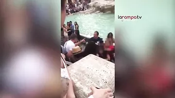 Две туристки устроили массовую драку у фонтана в Риме из-за селфи