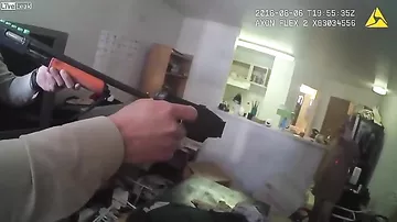 Офицер полиции дважды выстрелил в преступника с ножом