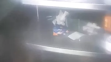 Голодный грабитель ресторана пожарил себе крылышки прямо под камерами