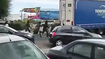 Мигранты на глазах полицейских запрыгнули в грузовик, чтобы уехать в Великобританию
