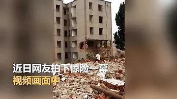 Китаец чуть не угодил под здание, во время его демонтажа