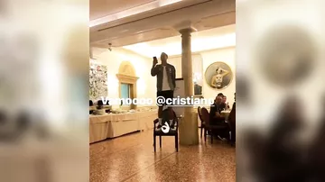 Роналду спел песню, стоя на стуле, на посвящении в игроки "Ювентуса"