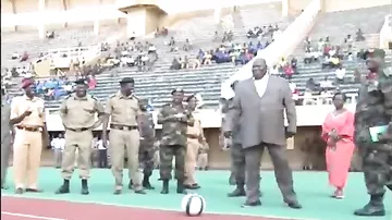 Премьер Уганды решил попинать мяч, но что-то пошло не так