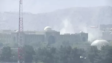 Видео из Кабула, где повстанцы атаковали президентский дворец