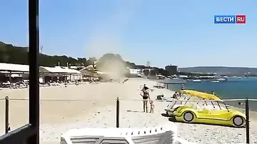Смерч "атаковал" отдыхающих на пляже в Геленджике