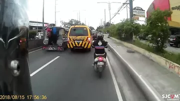 Мотоциклист остановил движение, чтобы спасти котёнка
