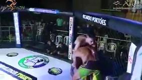 Боец MMA чуть не умер на ринге из-за бездействия судьи