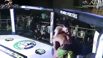 Боец MMA чуть не умер на ринге из-за бездействия судьи