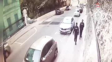 Опубликовано новое видео нападения на полицейских в центре Москвы