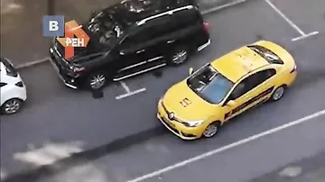 Ожесточенная драка таксиста с пассажиром попала на камеры