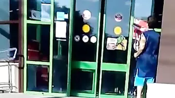 Попытавшаяся помыть автоматические двери уборщица стала звездой в Сети