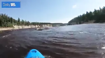 Турист преодолел 30-метровый водопад в Канаде