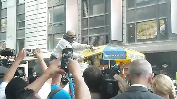 В центре Манхэттена тысячи пчел атаковали палатку с хот-догами