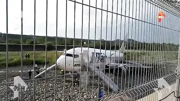Видео последствий аварийной посадки самолета в аэропорту Сочи