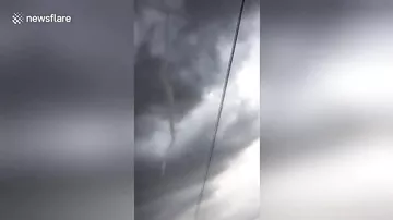 Редкий «змеевидный торнадо» был запечатлён случайным очевидцем