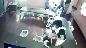 Сонный школьник попытался надеть стул вместо рюкзака