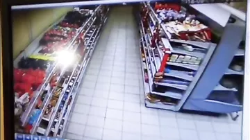 Видео изнутри магазина на Урале в момент возникновения землетрясения магнитудой 5,6