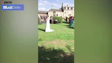 Британец спасся бегством от поймавшей букет невесты подруги