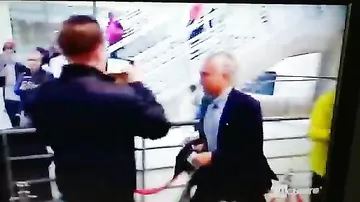 Жозе Моуринью растянулся у входа на стадион в Лондоне