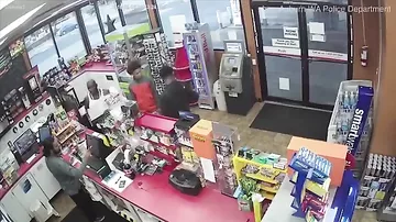 Воспользовавшись сердечным приступом продавца, подростки ограбили магазин