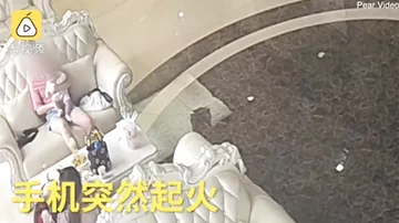 В китайском салоне красоты около женщины с ребёнком взорвался телефон