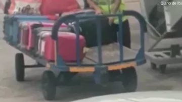 Пассажир самолета снял на камеры, как воруют вещи из чужих чемоданов