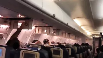 Пассажир снял на видео панику в салоне летящего самолета, в котором произошло ЧП