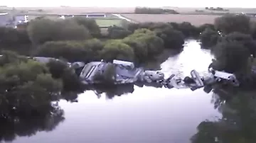 Грузовой поезд рухнул в реку после разрушения моста