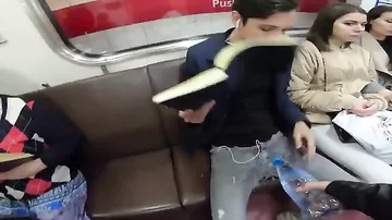 Видео с наказанием за раздвинутые ноги в метро разделило пользователей Сети