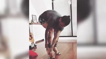 Məşhur futbolçu dikdaban ayaqqabıda yeridi