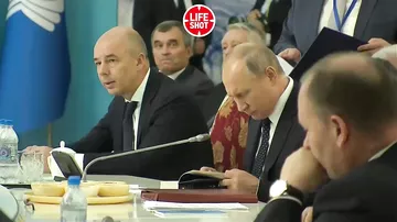 Putin sənədlər imzalanarkən Puşkinin əsərini oxudu