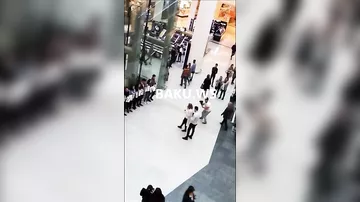 Необычное предложение руки и сердца в Ganjlik Mall