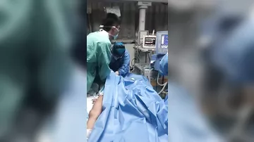Доктора пять часов делали умирающему ребенку массаж сердца и спасли его