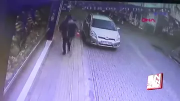 Azərbaycanlı qonşusunun dükanına silahlı basqın etdi - Əlbəyaxa oldular