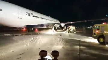 У самолета загорелось шасси в аэропорту Нью-Йорка